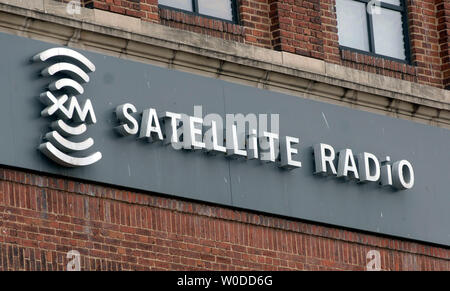 La radio XM logo è visibile sulla loro sede a Washington il 20 febbraio 2007. XM Holdings Inc. ha annunciato lunedì che hanno in programma sulla fusione con Sirius Satellite Radio Inc. dopo aver offerto Sirius XM $4,6 miliardi in magazzino. (UPI foto/Kevin Dietsch) Foto Stock