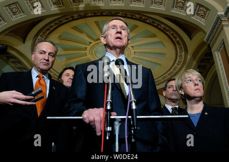 Il leader della maggioranza del Senato Harry Reid (D-NV) annuncia una nuova risoluzione congiunta per rivedere la politica degli Stati Uniti sull'Iraq, a Washington il 8 marzo 2007. La nuova legislazione richiederebbe un ritiro quasi totale delle truppe con un numero limitato di militari a disposizione per scopi di formazione. A Reid si unirono il Sen. Charles Schumer (D-NY) (L) Sen. Evan Bayh (D-IN) (2nd-L), il Sen. Russ Feingold (D-WI) (2nd-R) e il Sen. Parry Murray (D-WA). (Foto UPI/Kevin Dietsch) Foto Stock