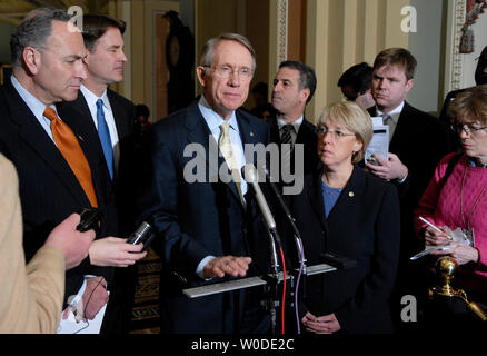 Il leader della maggioranza del Senato Harry Reid (D-NV) annuncia una nuova risoluzione comune di rivedere la politica degli Stati Uniti in Iraq, a Washington il 8 marzo 2007. La nuova legislazione sarà chiamata per una quasi totale ritiro delle truppe con un numero limitato di personale militare a sinistra per scopi di formazione. Reid è stato affiancato da Sen. Charles Schumer (D-NY) (L), il Sen. Evan Bayh (D-A) (2nd-L), Sen. Russ Feingold (D-WI) (2nd-R), e il Sen. Parry Murray (D-WA). (UPI foto/Kevin Dietsch) Foto Stock