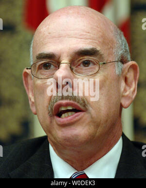 Sost. Henry Waxman, D-CA, sedie una casa la vigilanza e la riforma del governo audizione del Comitato circa il modo in cui l'ex agente CIA Valerie Plame era outed sul Campidoglio di Washington il 16 marzo 2007. Plame ritiene suo dissimulata identità della CIA è stato rivelato dall'amministrazione Bush per screditare il suo marito, ex Ambasciatore Joseph Wilson, che hanno criticato la somministrazione di pre-guerra intelligenza delle armi di distruzione di massa in Iraq. (UPI foto/Roger L. Wollenberg) Foto Stock