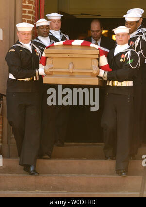 La Marina Militare Guardia d'onore porta scrigno di Charlotte inverni, l'ultima femmina noto veterano di guerra mondiale I, fuori tutto della Santa Chiesa Episcopale in Frederick, Maryland il 30 marzo 2007. Si unì la U.S. Riserva navale nel 1917, un anno dopo ha incontrato con il segretario della Marina Josephus Daniels per convincerlo a consentire alle donne in servizio. Gli inverni è servito come un segretario e si ritirò nel 1953 con il rango di yeoman. Morì all'età di 109. (UPI foto/Alexis C. Glenn) Foto Stock