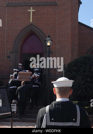 La Marina Militare Guardia d'onore porta scrigno di Charlotte inverni, l'ultima femmina noto veterano di guerra mondiale I, in tutti della Santa Chiesa Episcopale in Frederick, Maryland il 30 marzo 2007. Si unì la U.S. Riserva navale nel 1917, un anno dopo ha incontrato con il segretario della Marina Josephus Daniels per convincerlo a consentire alle donne in servizio. Gli inverni è servito come un segretario e si ritirò nel 1953 con il rango di yeoman. Morì all'età di 109. (UPI foto/Alexis C. Glenn) Foto Stock