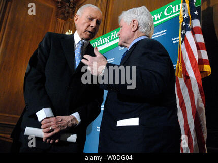 Il Sen. Orrin Hatch (R-UT) (L) parla al senatore Edward Kennedy (D-MA) nel corso di una conferenza stampa sull'imminente discussione al Senato e la votazione sulla ricerca sulle cellule staminali atto di miglioramento, nel corso di una conferenza stampa a Washington il 10 aprile 2007. La nuova legislazione dovrebbe destinare i finanziamenti federali per la ricerca sulle cellule staminali da embrioni donati e sarebbe mantenere la raccolta di embrioni off illegale. (UPI foto/Kevin Dietsch) Foto Stock