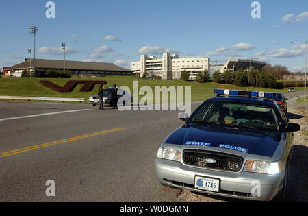 Polizia di Stato ufficiali vegliare su un ingresso a Virginia Polytechnic Institute and State University, dove almeno 33 persone sono morte in due tiri in campus Blacksburg, Virginia, il 16 aprile 2007. Questo è il più mortale riprese su un campus della scuola nella storia degli Stati Uniti. (UPI foto/Roger L. Wollenberg) Foto Stock