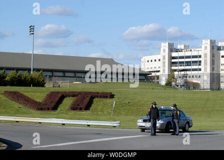 Polizia di Stato ufficiali vegliare su un ingresso a Virginia Polytechnic Institute and State University, dove almeno 33 persone sono morte in due tiri in campus Blacksburg, Virginia, il 16 aprile 2007. Questo è il più mortale riprese su un campus della scuola nella storia degli Stati Uniti. (UPI foto/Roger L. Wollenberg) Foto Stock