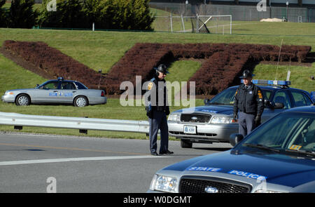 Polizia di Stato ufficiali vegliare su un ingresso a Virginia Polytechnic Institute and State University, dove almeno 33 persone sono morte in due tiri in campus Blacksburg, Virginia, il 16 aprile 2007. Questo è il più mortale riprese su un campus della scuola nella storia degli Stati Uniti. (UPI foto/Roger L. Wollenberg) Foto Stock