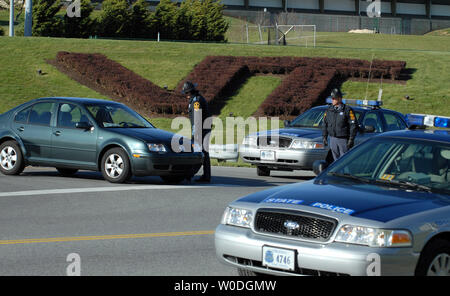 Polizia di Stato ufficiali vegliare su un ingresso a Virginia Polytechnic Institute and State University, dove almeno 33 persone sono morte in due tiri in campus Blacksburg, Virginia, il 16 aprile 2007. Questo è il più mortale riprese su un campus della scuola nella storia degli Stati Uniti. (UPI foto/Roger L. Wollenberg) Foto Stock