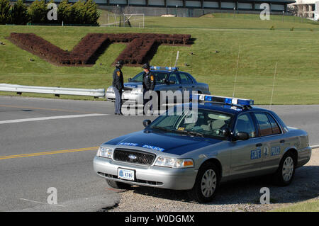 Polizia di Stato ufficiali vegliare su un ingresso a Virginia Polytechnic Institute and State University, dove almeno 33 persone sono morte in due tiri in campus Blacksburg, Virginia, il 16 aprile 2007. Questo è il più mortale riprese su un campus della scuola nella storia degli Stati Uniti. (UPI foto/Roger L. Wollenberg) Foto Stock
