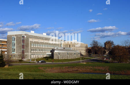 Gli ufficiali di polizia vegliare su un ingresso al Virginia Polytechnic Institute and State University, dove almeno 33 persone sono morte in due incidenti di tiro in campus Blacksburg, Virginia, il 16 aprile 2007. Questa ripresa a Virginia Tech è la più mortale in un campus della scuola nella storia degli Stati Uniti. (UPI foto/Roger L. Wollenberg) Foto Stock