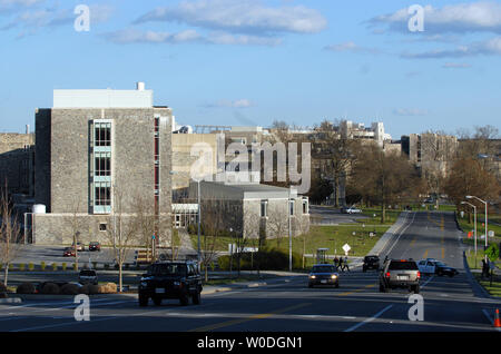 Gli ufficiali di polizia vegliare su un ingresso al Virginia Polytechnic Institute and State University, dove almeno 33 persone sono morte in due incidenti di tiro in campus Blacksburg, Virginia, il 16 aprile 2007. Questa ripresa a Virginia Tech è la più mortale in un campus della scuola nella storia degli Stati Uniti. (UPI foto/Roger L. Wollenberg) Foto Stock