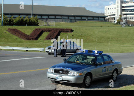 Polizia di Stato ufficiali vegliare su un ingresso a Virginia Polytechnic Institute and State University, dove almeno 33 persone sono morte in due tiri in campus Blacksburg, Virginia, il 16 aprile 2007. Questo è il più mortale riprese su un campus della scuola nella storia degli Stati Uniti. (UPI foto/Roger L. Wollenberg) Foto Stock