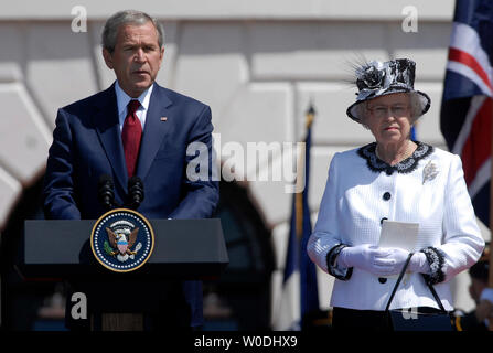 Stati Uniti Il Presidente George W Bush offre un commento come la Gran Bretagna è la Regina Elisabetta II orologi, durante una cerimonia di benvenuto alla Casa Bianca a Washington il 7 Maggio 2007.La regina è nella tappa finale della sua sei giorni di visita in America. (UPI foto/Kevin Dietsch) Foto Stock