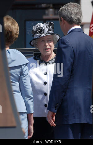 La Gran Bretagna è la Regina Elisabetta II (C) è accolto da U.S. Il Presidente George W Bush e la First Lady Laura Bush durante una cerimonia di benvenuto alla Casa Bianca a Washington il 7 Maggio 2007.La regina è nella tappa finale della sua sei giorni di visita in America. (UPI foto/Kevin Dietsch) Foto Stock