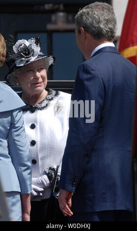 La Gran Bretagna è la Regina Elisabetta II (C) è accolto da U.S. Il Presidente George W Bush e la First Lady Laura Bush durante una cerimonia di benvenuto alla Casa Bianca a Washington il 7 Maggio 2007.La regina è nella tappa finale della sua sei giorni di visita in America. (UPI foto/Kevin Dietsch) Foto Stock