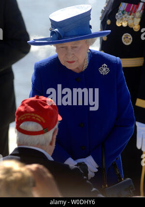 La Gran Bretagna è la Regina Elisabetta II saluta una guerra mondiale II veterano visitare il National Memoriale della Seconda Guerra Mondiale a Washington il 8 maggio 2007. La regina è il giorno finale delle sue sei giorni di visita in America. (UPI foto/Kevin Dietsch) Foto Stock