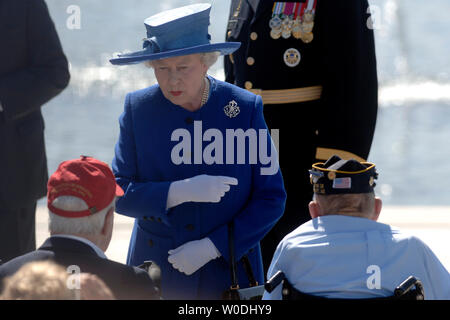 La Gran Bretagna è la Regina Elisabetta II saluta la II Guerra Mondiale Veterani visitare il National Memoriale della Seconda Guerra Mondiale a Washington il 8 maggio 2007. La regina è il giorno finale delle sue sei giorni di visita in America. (UPI foto/Kevin Dietsch) Foto Stock