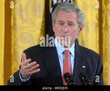 Stati Uniti Il Presidente George W Bush offre commento nel corso di una cerimonia in onore di Asian Pacific American Heritage mese e per presentare al presidente del servizio di volontariato, Premio alla Casa Bianca a Washington il 10 maggio 2007. (UPI foto/Kevin Dietsch) Foto Stock