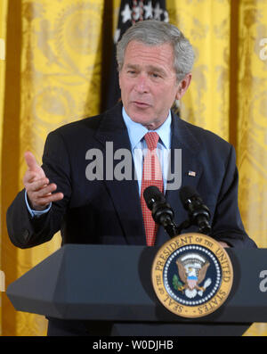 Stati Uniti Il Presidente George W Bush offre commento nel corso di una cerimonia in onore di Asian Pacific American Heritage mese e per presentare al presidente del servizio di volontariato, Premio alla Casa Bianca a Washington il 10 maggio 2007. (UPI foto/Kevin Dietsch) Foto Stock