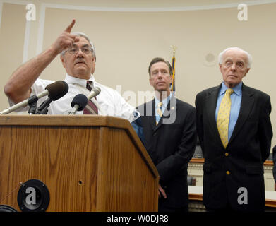 Casa Servizi Finanziari Presidente Barney Frank, D-Massachusetts, parla nel corso di una conferenza stampa per discutere di legislazione di focalizzazione degli investimenti in Iran sulla Capitol Hill a Washington il 16 maggio 2007. Frank sta spingendo una legislazione che renderebbe più facile per le persone e le aziende a spogliarsi di legami finanziari con le aziende che fanno affari o investire con l'Iran. Con Frank sono sost. Stephen Lynch, D-MA e sost. Tom Lantos, D-CA (R) (UPI foto/Roger L. Wollenberg) Foto Stock