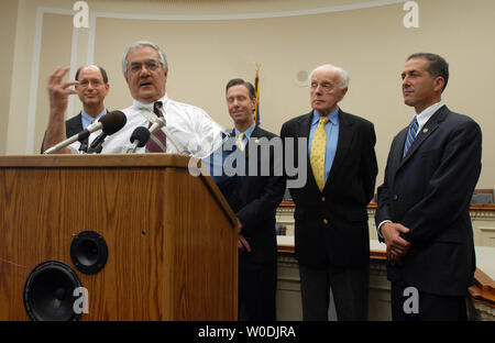 Casa Servizi Finanziari Presidente Barney Frank, D-MA, parla nel corso di una conferenza stampa per discutere di legislazione di focalizzazione degli investimenti in Iran sulla Capitol Hill a Washington il 16 maggio 2007. Frank sta spingendo una legislazione che renderebbe più facile per le persone e le aziende a spogliarsi di legami finanziari con le aziende che fanno affari o investire con l'Iran. Con Frank sono sost. Brad Sherman, D-CA, sost. Stephen Lynch, D-MA, sost. Tom Lantos, D-CA e sost. Ron Klein, D-FL. (L a R) (UPI foto/Roger L. Wollenberg) Foto Stock
