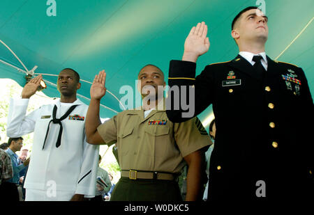 Da sinistra a destra, Navy Petty Officer Reginald Cherubin, originariamente da Haiti, Marine Corp. Gunnery Sgt. Brian Berthland Giuseppe, originariamente da San Vincent-Grenadines, e il personale dell'esercito Sgt. Jeremy Tattrie, originariamente dal Canada, sono giurato come cittadini degli Stati Uniti durante una cerimonia di naturalizzazione, in Mount Vernon, in Virginia, il 21 maggio 2007. Gli Stati Uniti Cittadinanza e Immigrazione giurò di servizio in 100 nuovi cittadini degli Stati Uniti da 42 nazioni nella tenuta delle Americhe primo Presidente George Washington. (UPI foto/Kevin Dietsch) Foto Stock