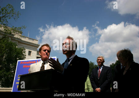 Sost. Phil Gingray (R-GA) (L) ascolta come sost. Tom Prezzo (R-GA) parla di responsabilità medica progetto di riforma nel corso di una conferenza stampa al Campidoglio il 6 giugno 2007. (UPI foto/Domenico Bracco II) Foto Stock