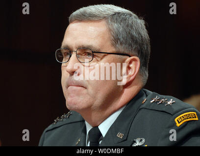 Lt. Gen. Douglas liuto testimonia prima che il comitato delle forze armate del senato per quanto riguarda la sua candidatura per essere Vice National Security Advisor per l Iraq e Afghanistan al Campidoglio di Washington il 7 giugno 2007. (UPI foto/Roger L. Wollenberg) Foto Stock