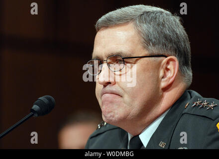 Lt. Gen. Douglas liuto testimonia prima che il comitato delle forze armate del senato per quanto riguarda la sua candidatura per essere Vice National Security Advisor per l Iraq e Afghanistan al Campidoglio di Washington il 7 giugno 2007. (UPI foto/Roger L. Wollenberg) Foto Stock
