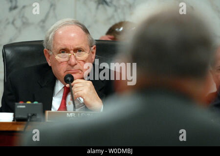 Il presidente del comitato Sen. Carl Levin, D-mi ascolta come Lt. Gen. Douglas liuto testimonia prima che il comitato delle forze armate del senato per quanto riguarda la sua candidatura per essere Vice National Security Advisor per l Iraq e Afghanistan al Campidoglio di Washington il 7 giugno 2007. (UPI foto/Roger L. Wollenberg) Foto Stock