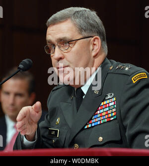 Lt. Gen. Douglas liuto testimonia prima che il comitato delle forze armate del senato per quanto riguarda la sua candidatura per essere Vice National Security Advisor per l Iraq e Afghanistan al Campidoglio di Washington il 7 giugno 2007. (UPI foto/Roger L. Wollenberg) Foto Stock