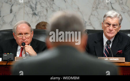 Il presidente del comitato Sen. Carl Levin, D-MI, (L) e Classifica stati Sen. John Warner, R-VA, ascoltare come Lt. Gen. Douglas liuto testimonia prima che il comitato delle forze armate del senato per quanto riguarda la sua candidatura per essere Vice National Security Advisor per l Iraq e Afghanistan al Campidoglio di Washington il 7 giugno 2007. (UPI foto/Roger L. Wollenberg) Foto Stock