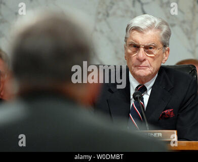 Classifica stati Sen. John Warner, R-VA, ascolta come Lt. Gen. Douglas liuto testimonia prima che il comitato delle forze armate del senato per quanto riguarda la sua candidatura per essere Vice National Security Advisor per l Iraq e Afghanistan al Campidoglio di Washington il 7 giugno 2007. (UPI foto/Roger L. Wollenberg) Foto Stock