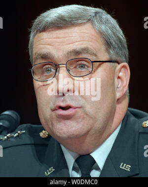 Lt. Gen. Douglas liuto testimonia prima che il comitato delle forze armate del senato per quanto riguarda la sua candidatura per essere Vice National Security Advisor per l Iraq e Afghanistan al Campidoglio di Washington il 7 giugno 2007. (UPI foto/Roger L. Wollenberg) Foto Stock