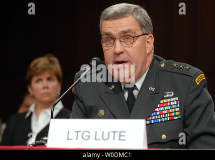 Lt. Gen. Douglas liuto testimonia prima che il comitato delle forze armate del senato per quanto riguarda la sua candidatura per essere Vice National Security Advisor per l Iraq e Afghanistan al Campidoglio di Washington il 7 giugno 2007. A sinistra è la moglie Jane Hall liuto. (UPI foto/Roger L. Wollenberg) Foto Stock