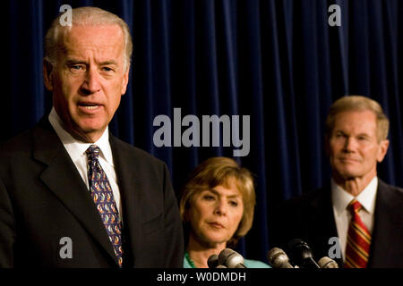 Senatori Joseph Biden (D-DE) (L), Barbara Boxer (D-CA) (C), e Bill Nelson (D-FL) parlare di come andare avanti in Iraq nel corso di una conferenza stampa a Capitol Hill a Washington il 7 giugno 2007. Essi hanno proposto un 'Biden piano " che si verrebbe a creare un decentramento del governo federale in Iraq al fine di mantenere l'autonomia regionale. (UPI foto/David Brody) Foto Stock
