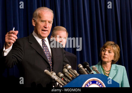 Senatori Joseph Biden (D-DE) (L), Barbara Boxer (D-CA) (R), e Bill Nelson (D-FL) parlare di come andare avanti in Iraq nel corso di una conferenza stampa a Capitol Hill a Washington il 7 giugno 2007. Essi hanno proposto un 'Biden piano " che si verrebbe a creare un decentramento del governo federale in Iraq al fine di mantenere l'autonomia regionale. (UPI foto/David Brody) Foto Stock