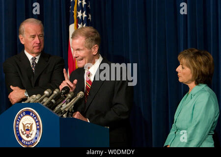 Senatori Joseph Biden (D-DE) (L), Barbara Boxer (D-CA) (R), e Bill Nelson (D-FL) parlare di come andare avanti in Iraq nel corso di una conferenza stampa a Capitol Hill a Washington il 7 giugno 2007. Essi hanno proposto un 'Biden piano " che si verrebbe a creare un decentramento del governo federale in Iraq al fine di mantenere l'autonomia regionale. (UPI foto/David Brody) Foto Stock
