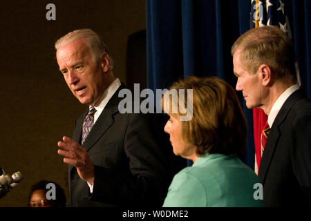 Senatori Joseph Biden (D-DE) (L), Barbara Boxer (D-CA) (C), e Bill Nelson (D-FL) parlare di come andare avanti in Iraq nel corso di una conferenza stampa a Capitol Hill a Washington il 7 giugno 2007. Essi hanno proposto un 'Biden piano " che si verrebbe a creare un decentramento del governo federale in Iraq al fine di mantenere l'autonomia regionale. (UPI foto/David Brody) Foto Stock
