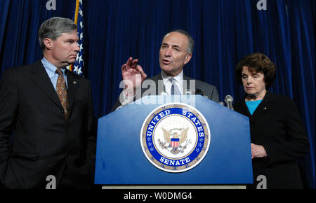 Il senatore Charles Schumer, D-NY, discute il fallito cloture votazione sulla risoluzione del Senato di sfiducia in Attorney General Alberto Gonzales su Capitol Hill a Washington il 11 giugno 2007. Con Schumer sono Sen. Sheldon Whitehouse, D-RI, (L) e il Sen. Dianne Feinstein, D-CA. (UPI foto/Roger L. Wollenberg) Foto Stock
