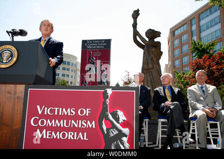 Stati Uniti Il Presidente Bush parla durante la dedicazione delle vittime del comunismo Memorial a Washington il 12 giugno 2007. L'ascolto (L a R) sono vittime del comunismo Memorial Foundation Presidente Lee Edwards, sost. Tom Lantos (D-CA) e sost. Dana Rohrabacher (R-CA). (UPI foto/Martin H. Simon) Foto Stock