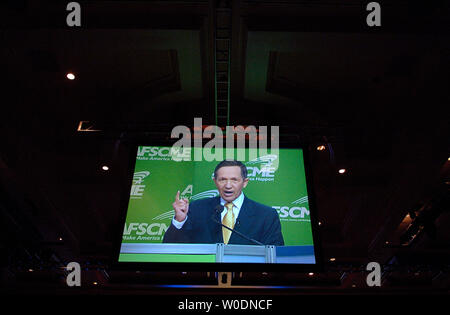 Candidato presidenziale democratico sost. Dennis Kucinich (D-OH) è visto su uno schermo come egli parla alla Federazione Americana di stato, County e dipendenti comunali (AFSCME) 2007 leadership nazionale conferenza a Washington il 19 giugno 2007. Oltre 2000 Soci di AFSCME riuniti a Washington per la conferenza annuale e per ascoltare cinque candidati presidenziali. (UPI foto/Kevin Dietsch) Foto Stock