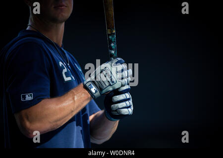 Giugno 25, 2019: Seattle Mariners terzo baseman Dylan Moore #25 Franklin indossando guanti di ovatta e Seattle Mariners il nastro avvolto intorno alla maniglia di bat prima della Major League Baseball gioco tra il Milwaukee Brewers e il Seattle Mariners a Miller Park di Milwaukee, WI. John Fisher/CSM Foto Stock