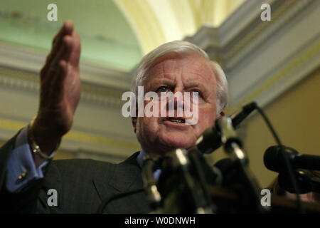 Il Sen. Edward Kennedy (D-MA) risponde alle domande con la stampa circa lo stato del disegno di legge in materia di immigrazione nel corso di una conferenza stampa a Capitol Hill il 21 giugno 2007. (UPI foto/Domenico Bracco II) Foto Stock