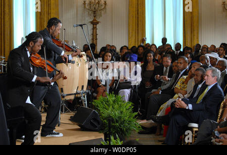 "Nuttin' ma Stringz' violinisti Tourie e Damien Escobar eseguire durante una celebrazione di musica nera al mese nella Sala Est della Casa Bianca il 22 giugno 2007. (UPI foto/Roger L. Wollenberg) Foto Stock