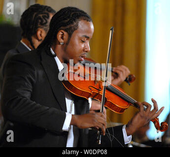 "Nuttin' ma Stringz' violinisti Tourie e Damien Escobar eseguire durante una celebrazione di musica nera al mese nella Sala Est della Casa Bianca il 22 giugno 2007. (UPI foto/Roger L. Wollenberg) Foto Stock