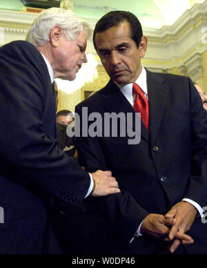 Il Sen. Edward Kennedy (D-MA) (L) parla di Los Angeles sindaco Antonio Villaraigosa durante una conferenza stampa sul Senato in corso il dibattito in materia di immigrazione, a Washington il 27 giugno 2007. (UPI foto/Kevin Dietsch) Foto Stock