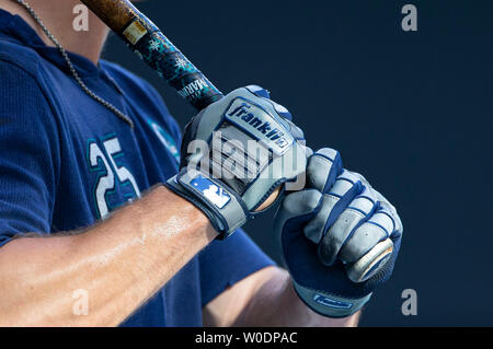 Giugno 25, 2019: Seattle Mariners terzo baseman Dylan Moore #25 Franklin indossando guanti di ovatta e Seattle Mariners il nastro avvolto intorno alla maniglia di bat prima della Major League Baseball gioco tra il Milwaukee Brewers e il Seattle Mariners a Miller Park di Milwaukee, WI. John Fisher/CSM Foto Stock