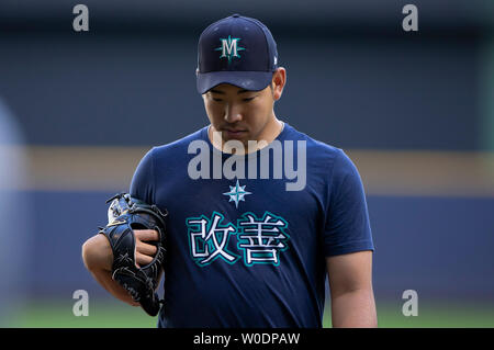 Giugno 25, 2019: Seattle Mariners a partire lanciatore Yusei Kikuchi #18 passeggiate fuori campo dopo la pratica di ovatta prima della Major League Baseball gioco tra il Milwaukee Brewers e il Seattle Mariners a Miller Park di Milwaukee, WI. John Fisher/CSM Foto Stock