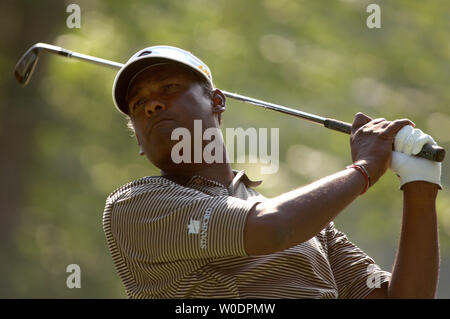 Vijay Singh di Figi guarda il suo drive off della 7a scatola a t durante il secondo round inaugurale della AT&T nazionali a Congressional Country Club in Potomac, Maryland il 6 luglio 2007. (UPI foto/Kevin Dietsch) Foto Stock