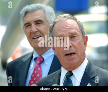 New York City Mayor Michael Bloomberg parla ai giornalisti dopo una riunione presso l'U.S. Dipartimento di Transportation Building a Washington il 10 luglio 2007. Bloomberg sta spingendo per denaro federale per creare zone di pedaggio per aree congestionate della città di New York. A sinistra è il repubblicano dello Stato di New York il leader della maggioranza del Senato Giuseppe L. bruno (UPI foto/Roger L. Wollenberg) Foto Stock